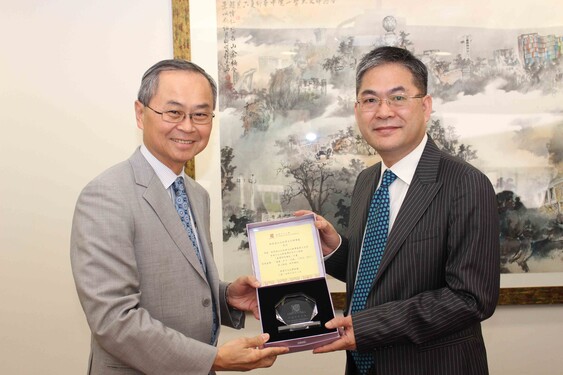 香港中文大学副校长霍泰辉教授致送纪念品予驻香港台北经济文化办事处联络组组长黄新华先生。